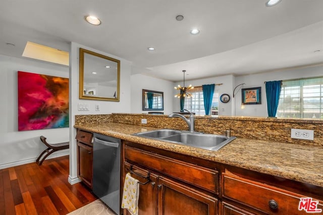 4832 Whitsett Avenue 202, Valley Village, CA 91607 — photo 5 of 18