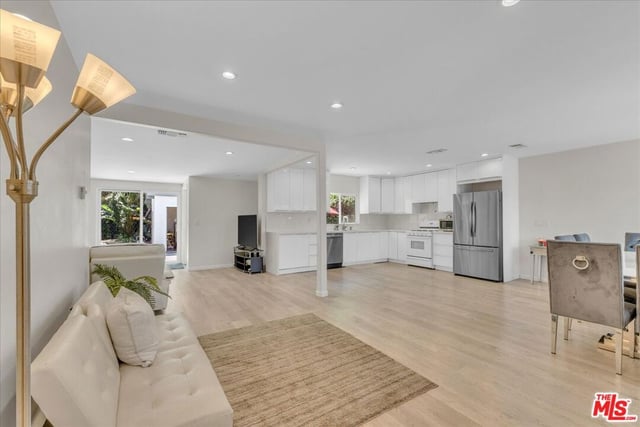 18352 Bessemer Street, Tarzana, CA 91335 — photo 8 of 43