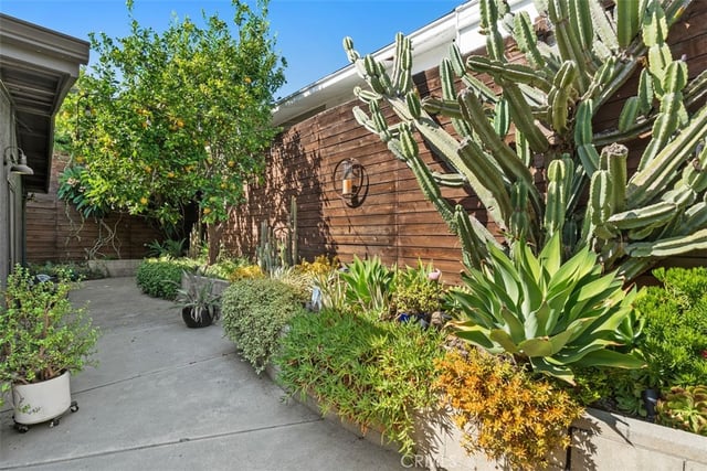 1925 Waterloo, Los Angeles, CA 90039 — photo 4 of 42