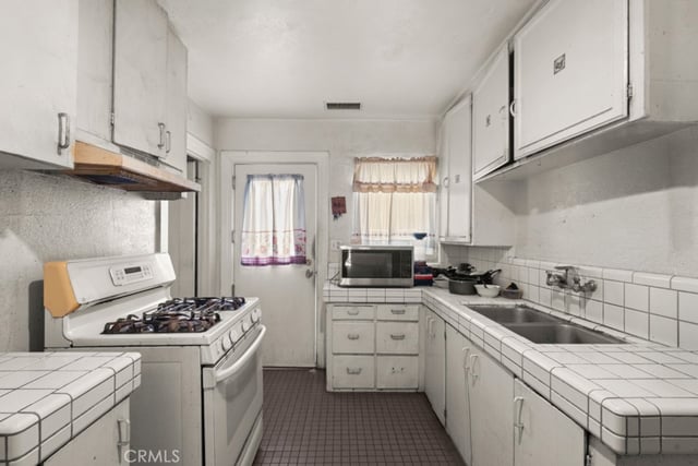 221 W Hillcrest Boulevard, Inglewood, CA 90301 — photo 19 of 56