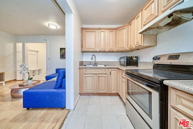 425 S Kenmore Avenue 104, Los Angeles, CA 90020 — photo 11 of 34