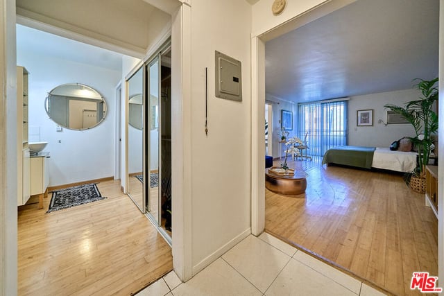 425 S Kenmore Avenue 104, Los Angeles, CA 90020 — photo 18 of 34