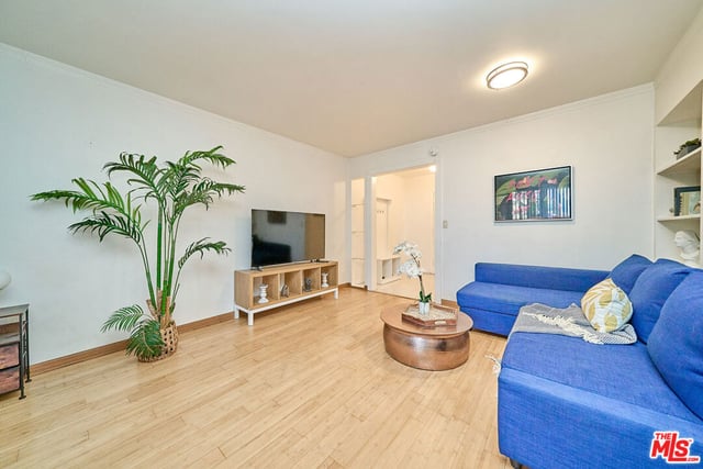 425 S Kenmore Avenue 104, Los Angeles, CA 90020 — photo 2 of 34