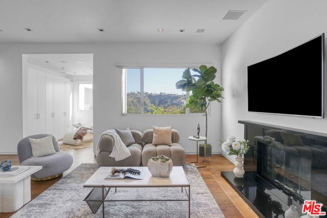 1116 Linda Flora Drive, Los Angeles, CA 90049 — photo 11 of 31