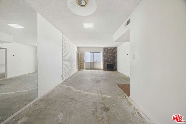 10445 Eastborne Avenue 203, Los Angeles, CA 90024 — photo 3 of 12