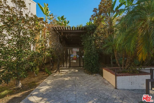 18350 Hatteras Street 250, Tarzana, CA 91356 — photo 4 of 31