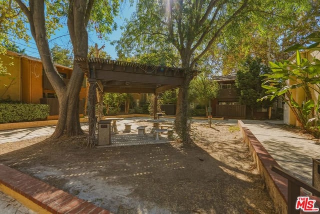 18350 Hatteras Street 250, Tarzana, CA 91356 — photo 5 of 31