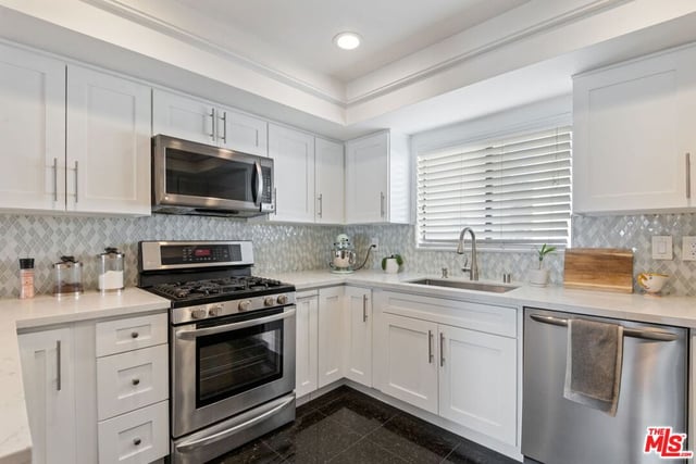 6420 Hazeltine Avenue 9, Los Angeles, CA 91401 — photo 8 of 35