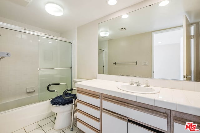 10629 Woodbridge Street 311, Toluca Lake, CA 91602 — photo 8 of 30