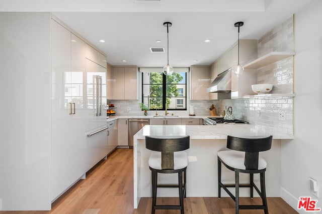 10610 W Kareen Court, Toluca Lake, CA 91602 — photo 13 of 41
