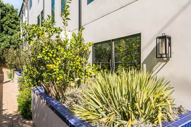10610 W Kareen Court, Toluca Lake, CA 91602 — photo 3 of 41
