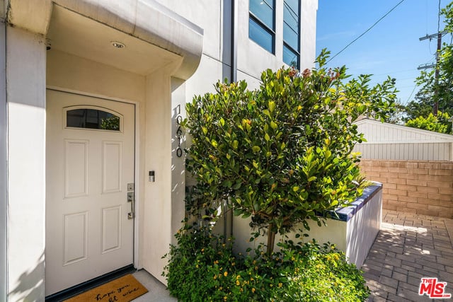 10610 W Kareen Court, Toluca Lake, CA 91602 — photo 4 of 41
