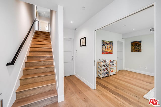 10610 W Kareen Court, Toluca Lake, CA 91602 — photo 5 of 41