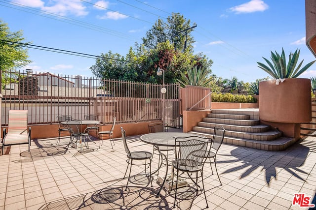 4310 Cahuenga Boulevard 104, Toluca Lake, CA 91602 — photo 35 of 40