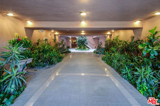 4310 Cahuenga Boulevard 104, Toluca Lake, CA 91602 — photo 37 of 40