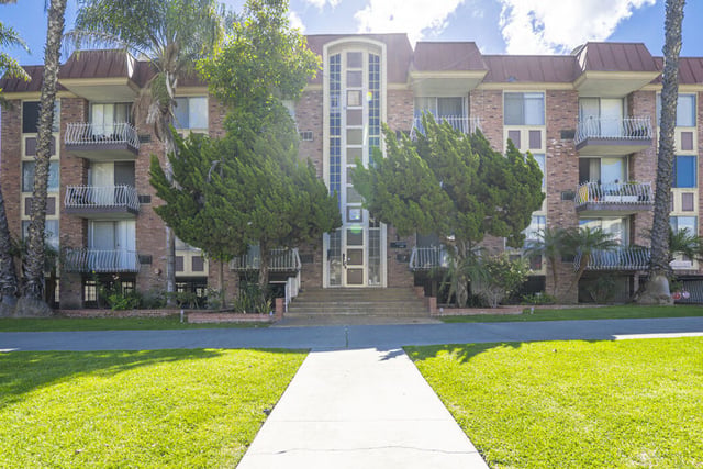 210 S La Fayette Park Place 201, Los Angeles, CA 90057 — photo 2 of 21