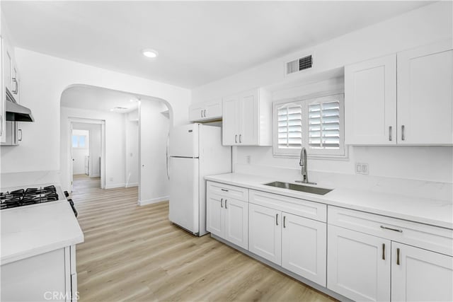 124 S Beachwood, Burbank, CA 91506 — photo 13 of 31