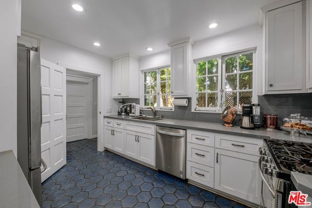 15 30th Avenue, Los Angeles, CA 90291 — photo 9 of 42