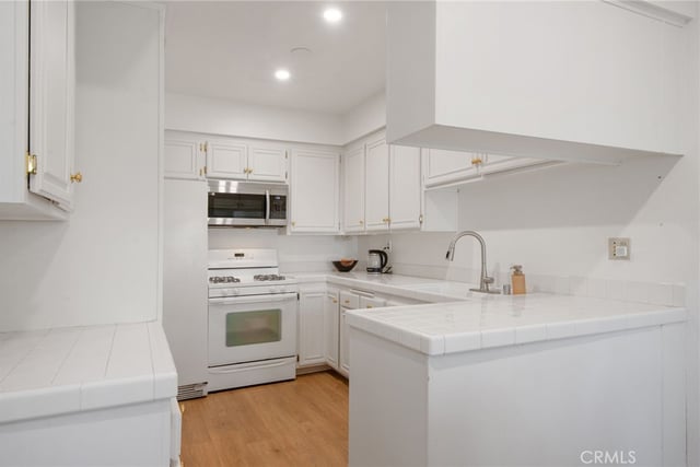 13220 Valleyheart Drive 305, Studio City, CA 91604 — photo 8 of 51