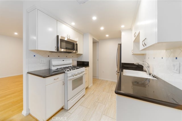 10926 Bluffside Dr. 32, Studio City, CA 91604 — photo 5 of 25