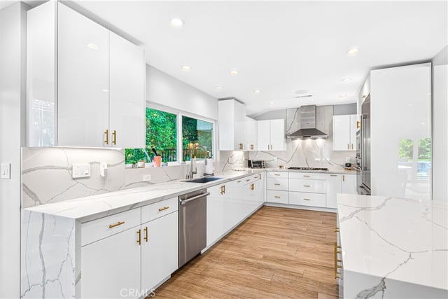 19541 Greenbriar Drive, Tarzana, CA 91356 — photo 11 of 43