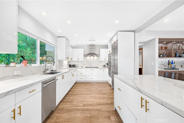 19541 Greenbriar Drive, Tarzana, CA 91356 — photo 12 of 43