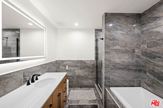 321 N Oakhurst Drive 601, Beverly Hills, CA 90210 — photo 14 of 26