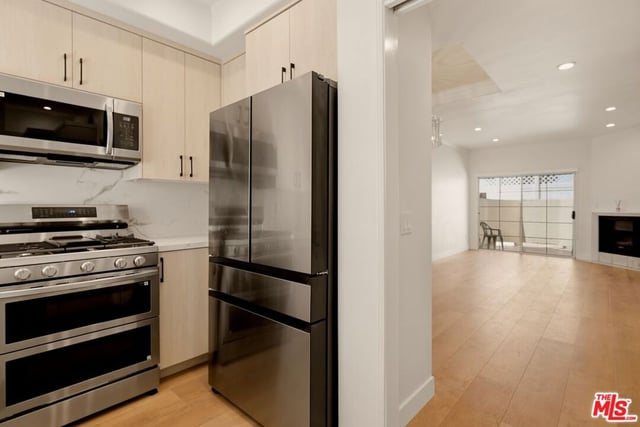 5145 Yarmouth Avenue 19, Los Angeles, CA 91316 — photo 5 of 21