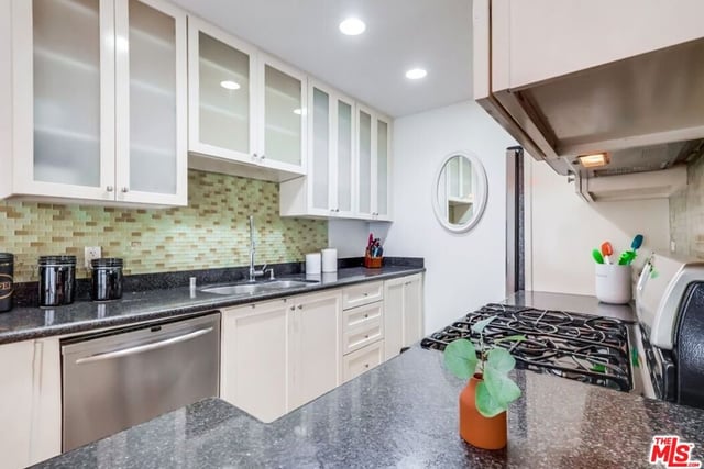 1275 Havenhurst Drive 4, West Hollywood, CA 90046 — photo 22 of 59