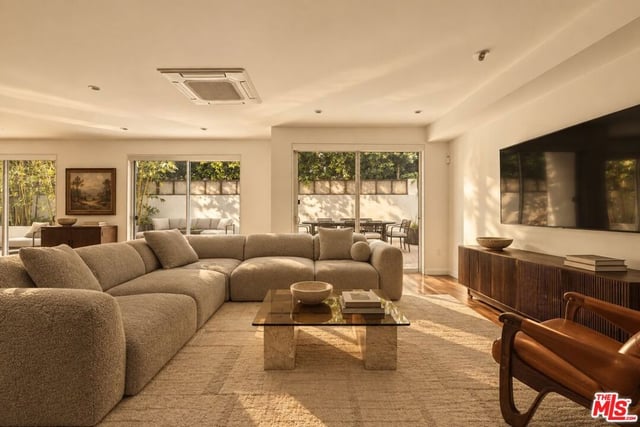928 N Croft Avenue 102, Los Angeles, CA 90069 — photo 3 of 18