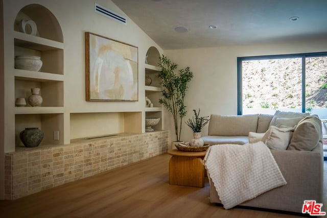 20466 Miranda Street, Woodland Hills, CA 91367 — photo 12 of 37