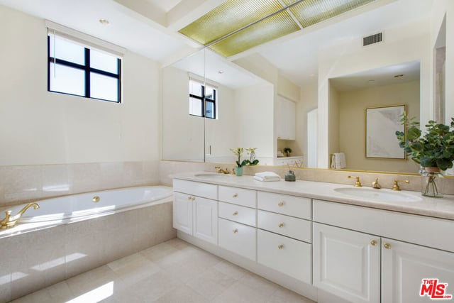 11847 Gorham Avenue 403, Los Angeles, CA 90049 — photo 25 of 60