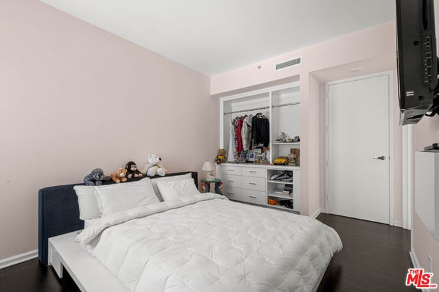 10520 Wilshire Boulevard 802, Los Angeles, CA 90024 — photo 15 of 24