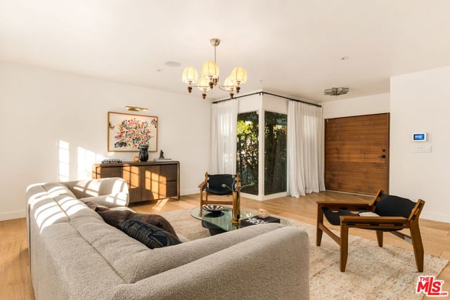 16644 Calneva Drive, Encino, CA 91436 — photo 7 of 30