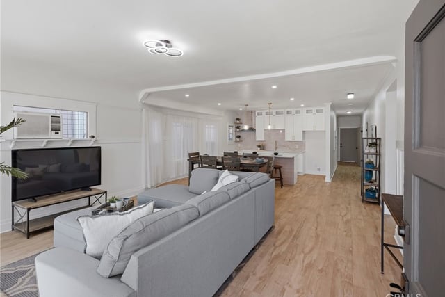 658 W 7th, San Pedro, CA 90731 — photo 4 of 32