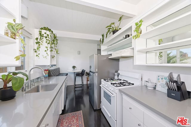 2325 Kansas Avenue 9, Santa Monica, CA 90404 — photo 11 of 18