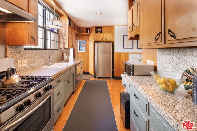 516 N Bronson Avenue, Los Angeles, CA 90004 — photo 10 of 23