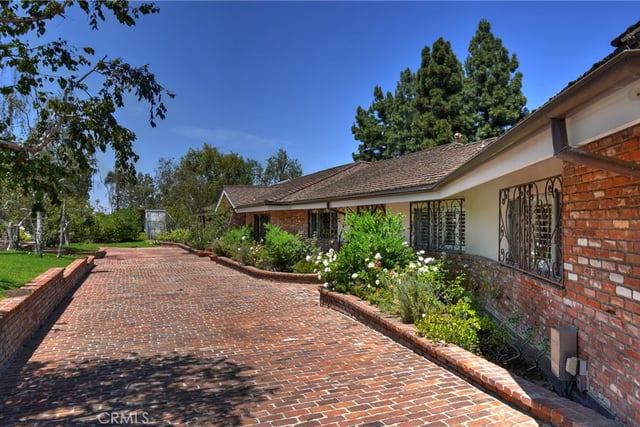 16172 Royal Oak Road, Encino, CA 91436 — photo 5 of 39