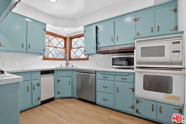 23036 Victory Boulevard, Woodland Hills, CA 91367 — photo 8 of 45
