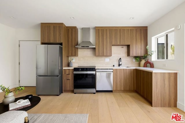 1120 S Lucerne Boulevard, Los Angeles, CA 90019 — photo 47 of 58