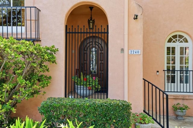 2240 N Berendo, Los Angeles, CA 90027 — photo 3 of 37