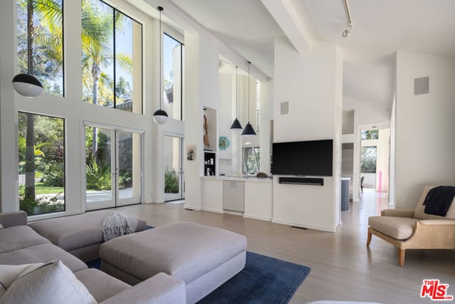 1060 E Oakmont Drive, Los Angeles, CA 90049 — photo 5 of 16