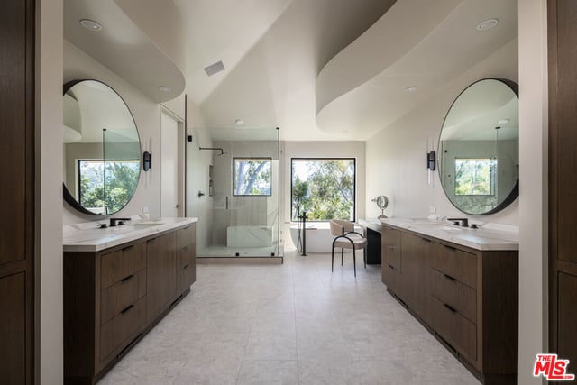 1060 E Oakmont Drive, Los Angeles, CA 90049 — photo 9 of 16