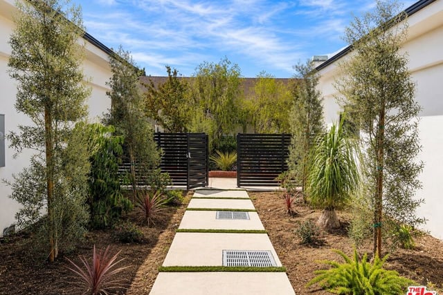 2252 Gloaming Way, Los Angeles, CA 90210 — photo 4 of 49