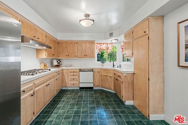7554 Devista Drive, Los Angeles, CA 90046 — photo 10 of 30