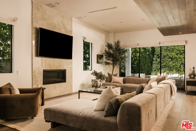 144 N Bowling Green Way, Los Angeles, CA 90049 — photo 9 of 47
