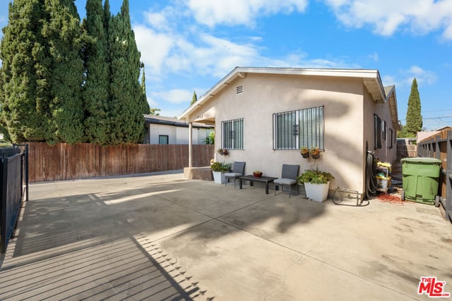 1245 S Muirfield Road, Los Angeles, CA 90019 — photo 2 of 38