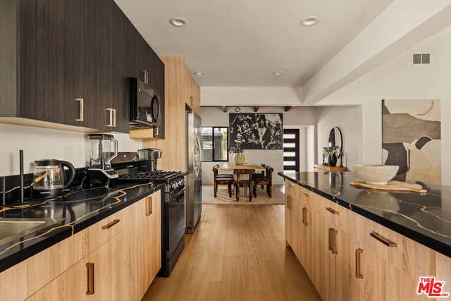 14011 Magnolia Boulevard, Sherman Oaks, CA 91423 — photo 9 of 33