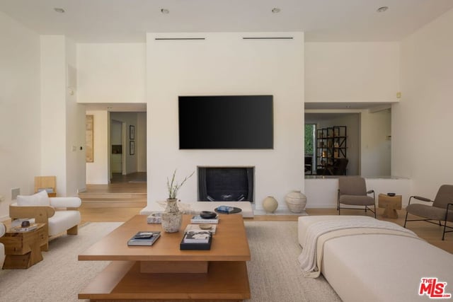 2731 Hutton Drive, Los Angeles, CA 90210 — photo 14 of 39