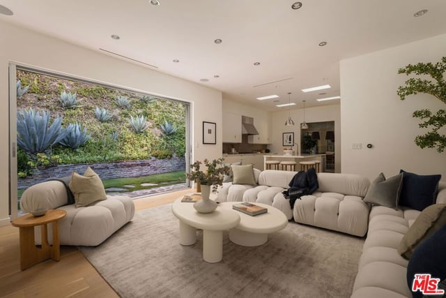 2731 Hutton Drive, Los Angeles, CA 90210 — photo 19 of 39